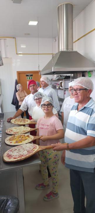 Foto 3 de 6 — Idosos do lar Otoniel de Camargo fazem e comem pizzas para comerar ação solidária